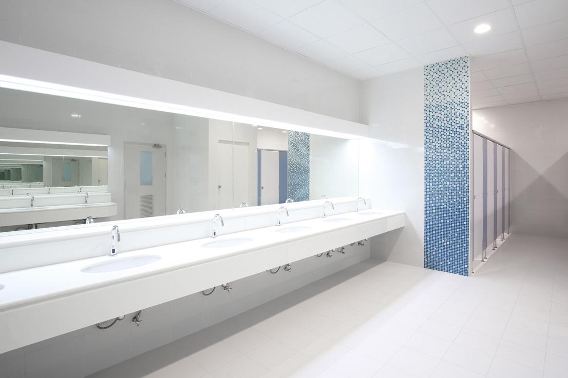 Propere badkamer met Wipe Away Sanitaire ruimte streeploos met Wipe Away schoonmaakdoeken